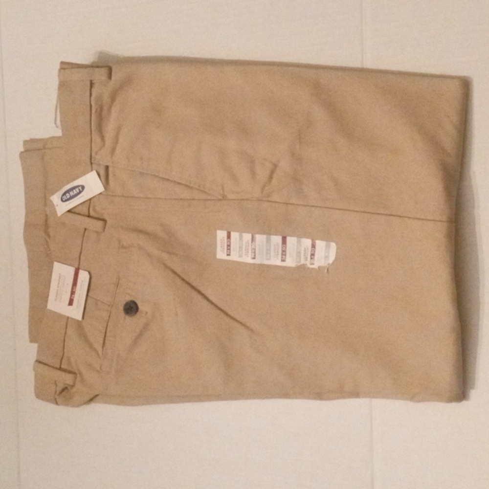 Men's 36X30 NWT Classic  Straight leg khaki pants. By Old Navy